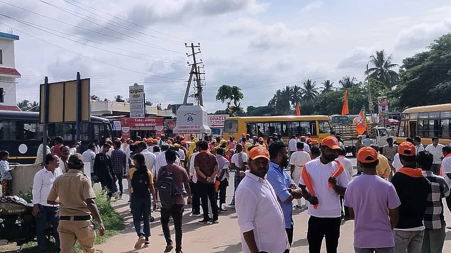 <div class="paragraphs"><p>ಚನ್ನಪಟ್ಟಣ: ಬಾರದ ಜೆಡಿಎಸ್ ನಾಯಕರು- ಶುರುವಾಗದ ಪಾದಯಾತ್ರೆ</p></div>